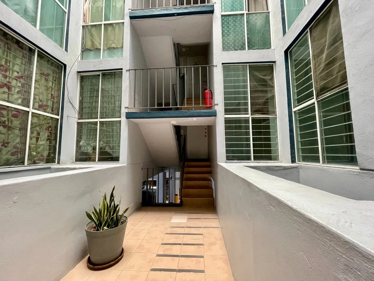 Patio de acceso del edificio