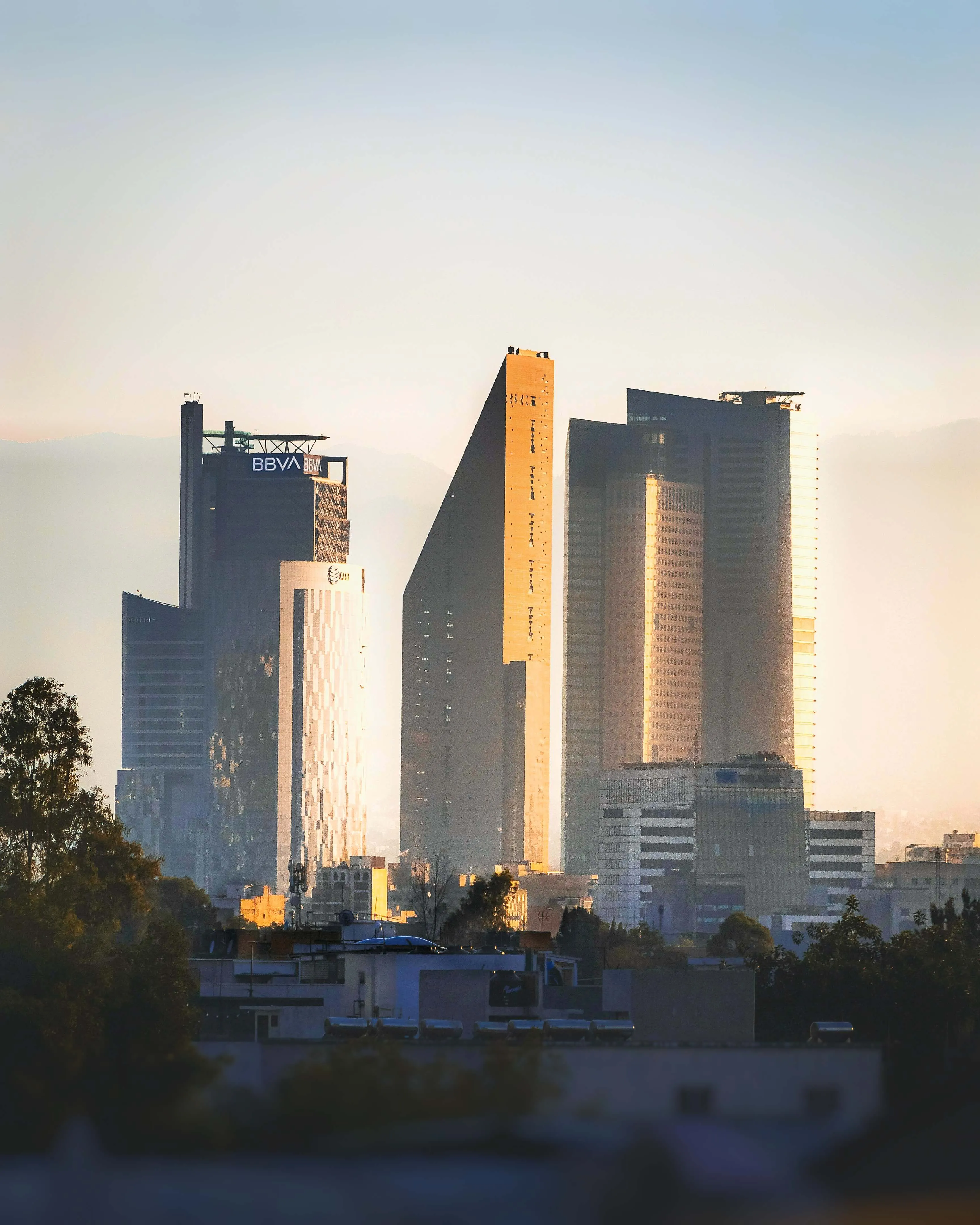 Torres corporativas de la Ciudad de México al atardecer