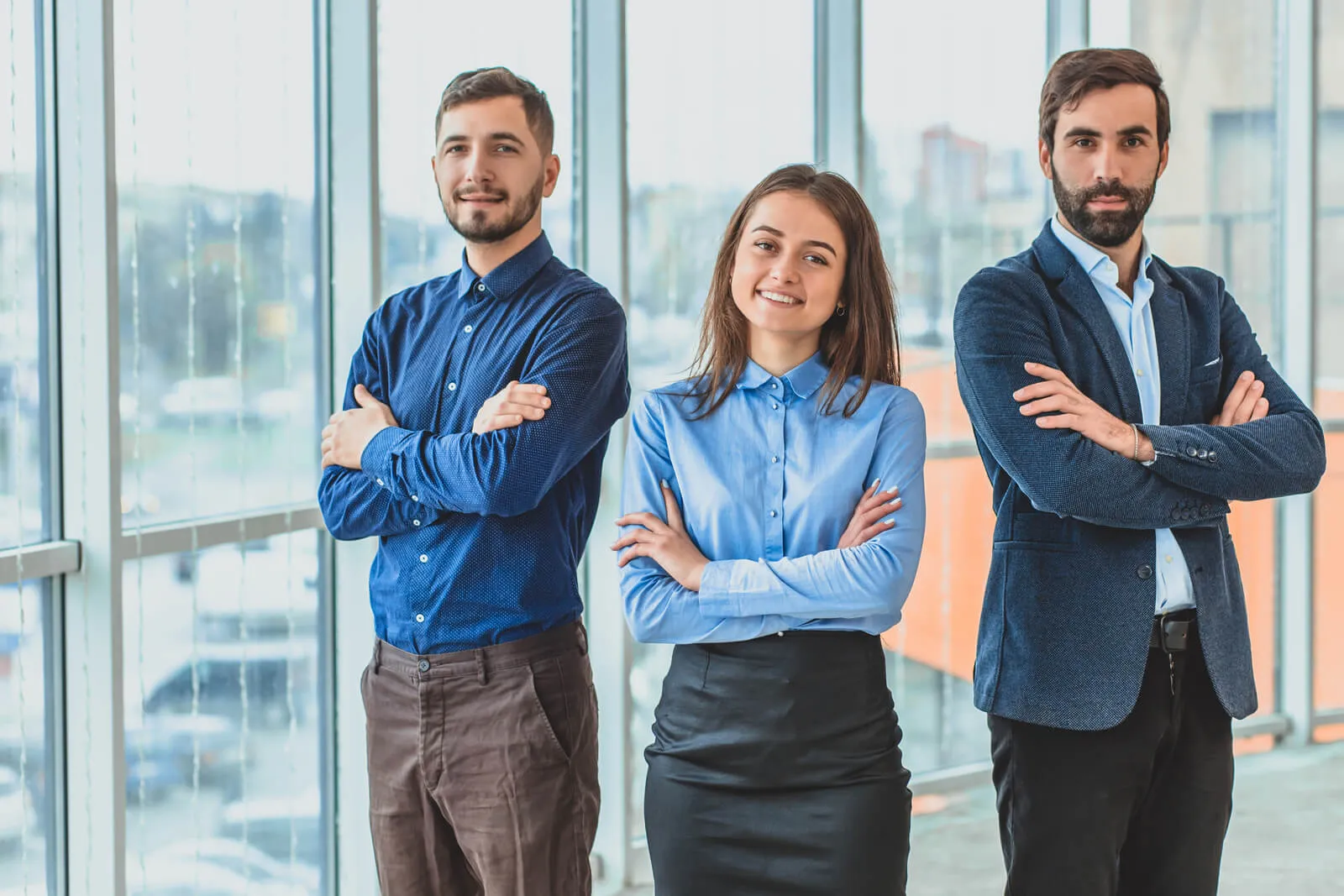Equipo de asesores de URBIK en una oficina con vista a la ciudad
