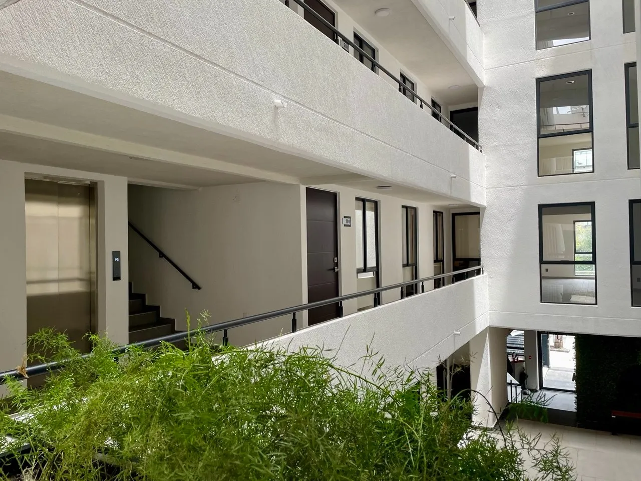 Patio central del edificio con jardinera