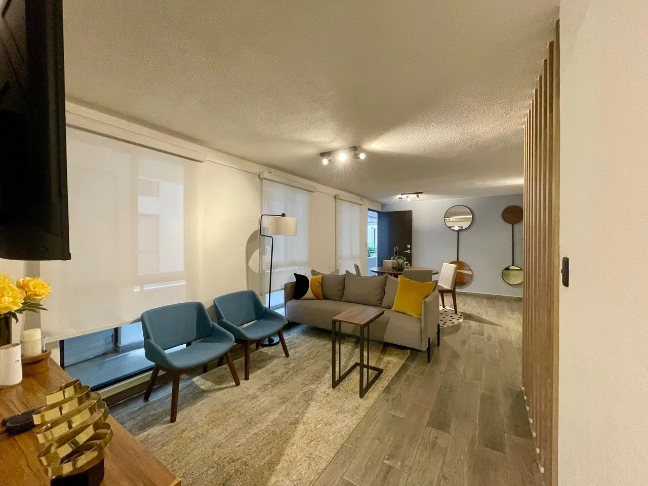 Sala con sillones azules junto al ventanal